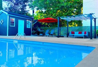 Niagara Modern Comfy Home has Balcony rooms