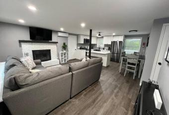 Casa Rosado @ Pocono II by Lake Hot Tub Camelback has rooms with a private hot tub