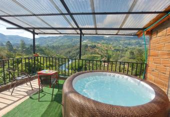 Donde Andres Campestre - Guatape has rooms with a private hot tub