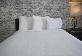 Waikiki Village Standard Queen Room - 218 allows 18 year olds to book a room