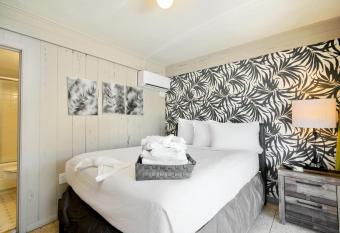 Waikiki Village Hut Room 410 allows 18 year olds to book a room