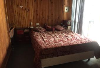 JOHN S CASTLE Hospedaje c  ntrico con ba  o privado, cocina-comedor, cochera, wi-fi y habitaci  n independiente has Balcony rooms