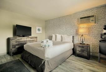 Waikiki Village Standard Queen Room - 120 allows 18 year olds to book a room