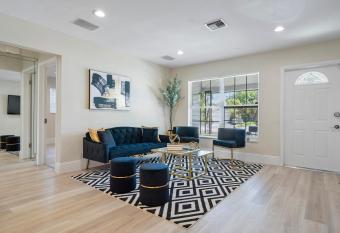 Luxury 5Bed Family/Friends Gateway. 10Min to Beach has Balcony rooms