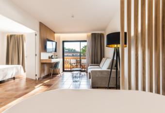 Mon Port Hotel & Spa has Balcony rooms