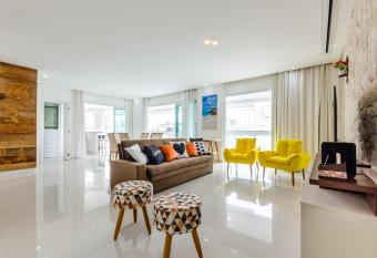 100m Praia Pitangueiras , 3 quartos, 3 Garagens, Churrasqueira, Piscina, wi-fi 250mb allows 18 year olds to book a room