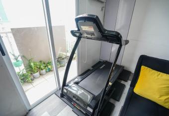 Big Lovely 1BR Makati Condominium has rooms with a private hot tub