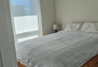 Lovely 1 bedroom condo has Balcony rooms