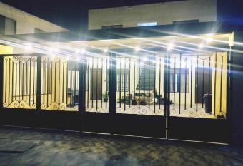 La Quinta Departamento Completo allows 18 year olds to book a room