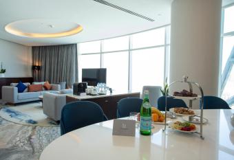 Century Marina Hotel - Lusail has rooms with a private hot tub
