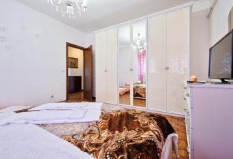 Apt Venice City allows 18 year olds to book a room