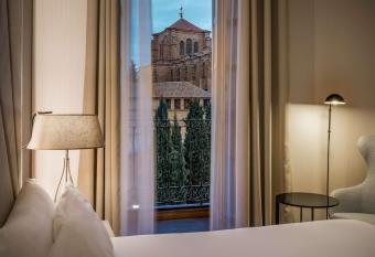 NH Collection Salamanca Palacio de Castellanos allows 18 year olds to book a room