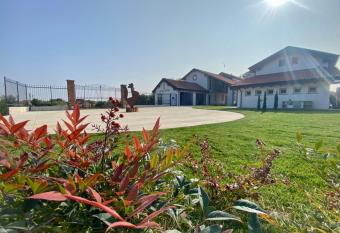 Cascina Mora Bassa has Balcony rooms