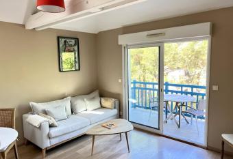 Superbe appartement, vue for  t landaise et canal Hossegor allows 18 year olds to book a room