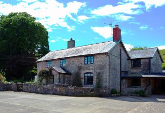 Tranquil 4 Bedroom Country Farmhouse with Views has Balcony rooms