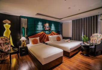 Hanoi Center Silk Classic Hotel & Travel has rooms with a private hot tub
