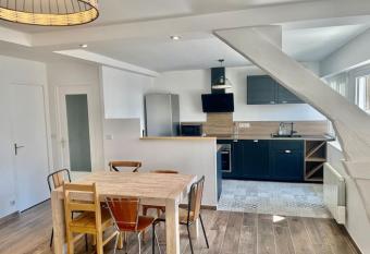 Plein centre, plage, port, commerces    pied ! has Balcony rooms