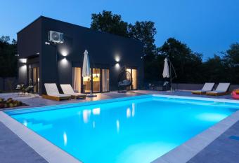 Vila Monia has rooms with a private hot tub