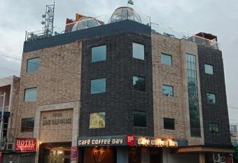 Hotel Mani Ram Palace has rooms with a private hot tub