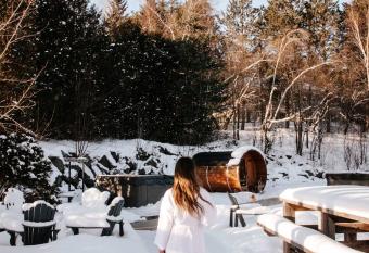 Destination Mont-Orford - condo-chalet #206 allows 18 year olds to book a room