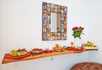 Hotel Les Ecrins has rooms with a private hot tub