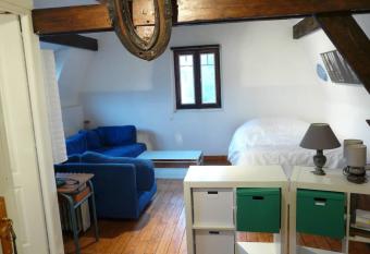 75 sqm Noyon; independant house allows 18 year olds to book a room