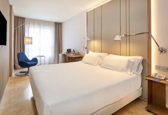 NH Logro  o Herencia Rioja allows 18 year olds to book a room