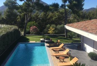 Chambre luxe dans villa contemporaine de standing avec piscine, acc  s discret et ind  pendant,terrasse arbor  e et parking priv   allows 18 year olds to book a room