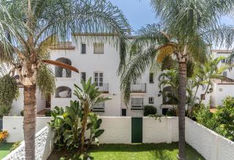 9b Allyson has Balcony rooms