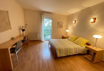 Les chambres de Testory has Balcony rooms