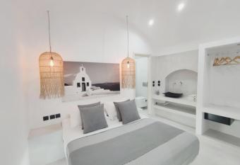 Diamond Caldera Suites has rooms with a private hot tub