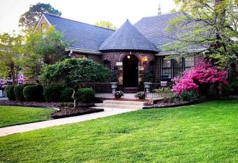 12. Historic Turret House established in 1937 has Balcony rooms