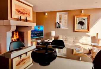 La Petite Adresse du 10Honfleur allows 18 year olds to book a room