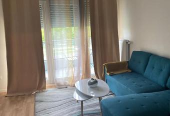 Grand appartement entier situ      aulnay-sous-bois has Balcony rooms