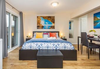 Modern Studio w King Bed - Central Ottawa allows 18 year olds to book a room