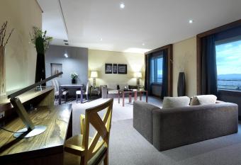 Eurostars Suites Mirasierra has rooms with a private hot tub