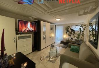 Comfy Bed Fast Wifi 3 min to Rhein has Balcony rooms