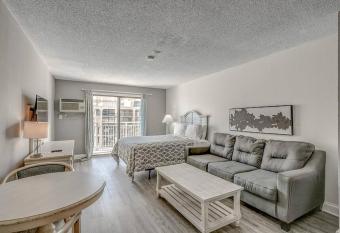 Queen Oceanview Studio - Kitchen Pools & Beach allows 18 year olds to book a room