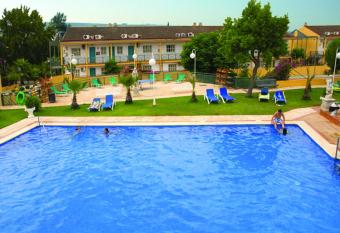 Hotel JM Jardin de la Reina has rooms with a private hot tub