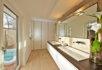 Designer-Loft mit Whirlpool has rooms with a private hot tub