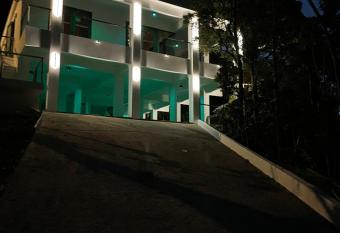 Relaxing Lake House (CaneyLukiyo) (Avail. 01/2023) has Balcony rooms