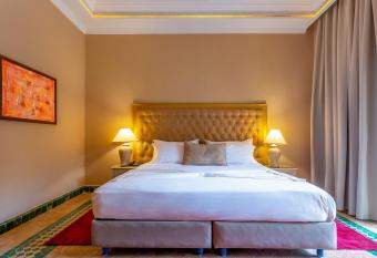 Palais Jena Hotel has rooms with a private hot tub