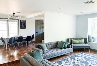 Riverwalk Retreat: Spacious, Hot tub, near Autzen has rooms with a private hot tub