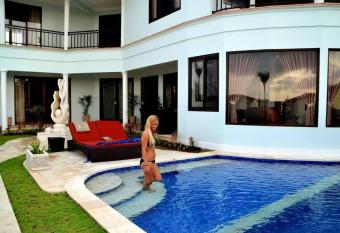 High Quality Huge Estate - Only 100 Mtrs to Beach has Balcony rooms