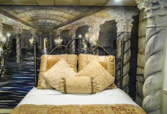 The Anniversary Inn - South Temple has rooms with a private hot tub