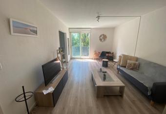 Appartement 3p, 72m2, centre ville, parking priv   tout confort has Balcony rooms