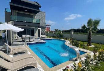   zel Havuzlu Ultra Lux Villa has Balcony rooms