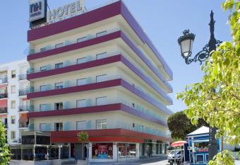 NH San Pedro de Alc  ntara has Balcony rooms