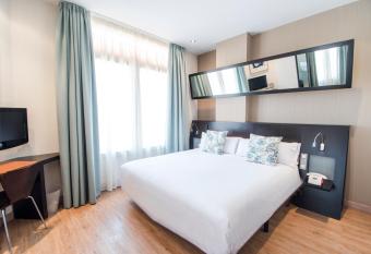 Petit Palace Ruzafa allows 18 year olds to book a room