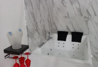 Jacuzzi Suite King has rooms with a private hot tub